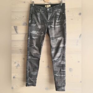 Democracy Gray Camo "Ab" Technology Stretch Waist size 6